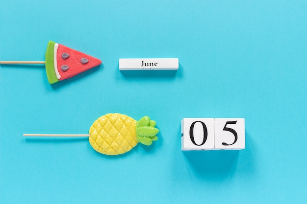 Fecha del 5 de junio y frutas de verano piña dulce, paletas de sandía.