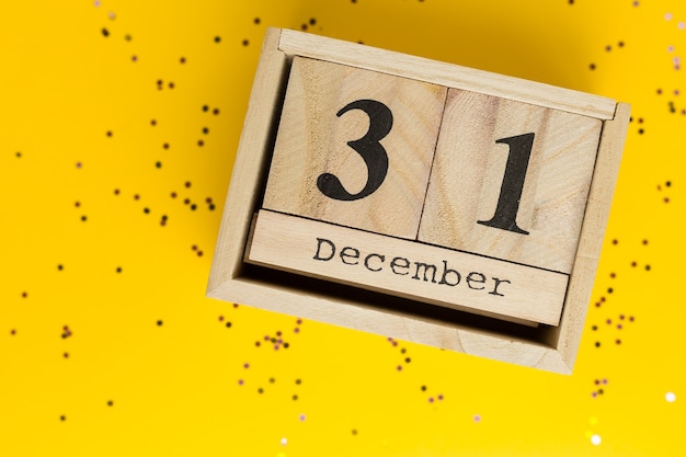 Fecha de año nuevo en calendario de madera