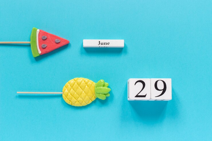 Foto fecha calendario 29 de junio y frutas de verano piña dulce, paletas de sandía.