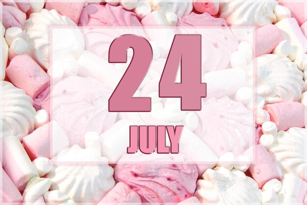 Fecha del calendario en el fondo de malvaviscos blancos y rosados 24 de julio es el vigésimo cuarto día del mes