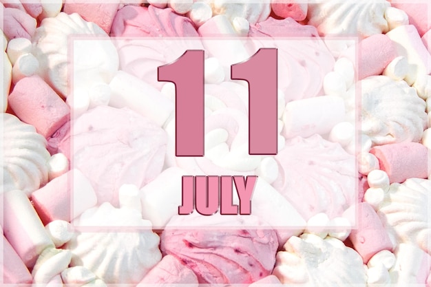 La fecha del calendario en el fondo de malvaviscos blancos y rosas el 11 de julio es el undécimo día del mes