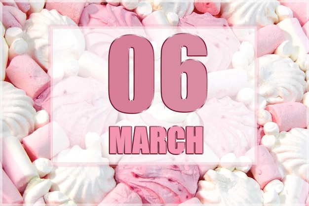 La fecha del calendario en el fondo de malvaviscos blancos y rosas el 6 de marzo es el sexto día del mes