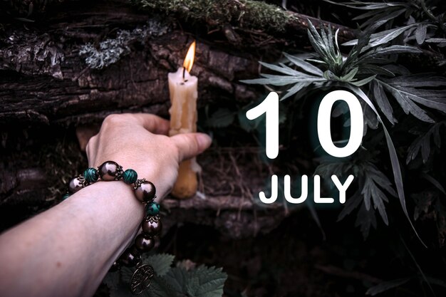 La fecha del calendario en el fondo de un ritual espiritual esotérico el 10 de julio es el décimo día del mes