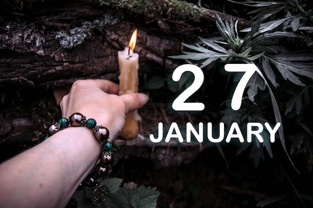 La fecha del calendario en el fondo de un ritual espiritual esotérico el 27 de enero es el vigésimo séptimo día del mes