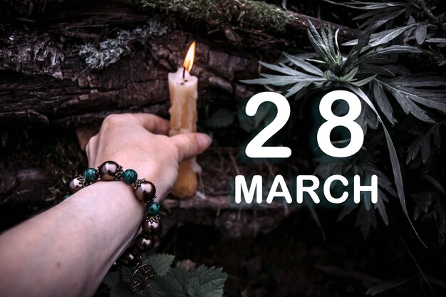 La fecha del calendario en el fondo de un ritual espiritual esotérico el 28 de marzo es el vigésimo octavo día del mes