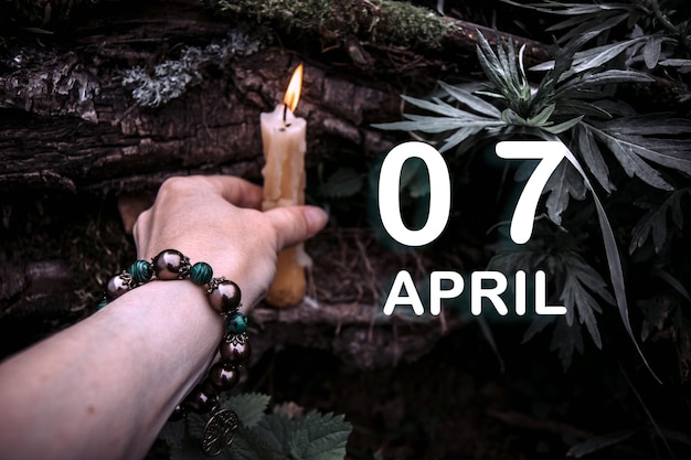 La fecha del calendario en el fondo de un ritual espiritual esotérico el 7 de abril es el séptimo día del mes