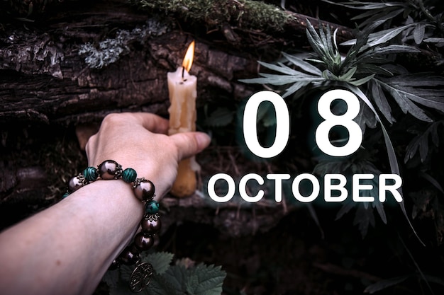 La fecha del calendario en el fondo de un ritual espiritual esotérico el 8 de octubre es el octavo día del mes