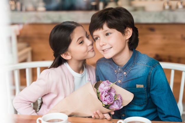 La fecha de los niños en Cafe Boy regala flores de felicidad.