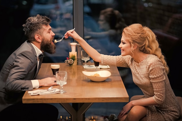 Fecha de pareja familiar en restaurante romántico.