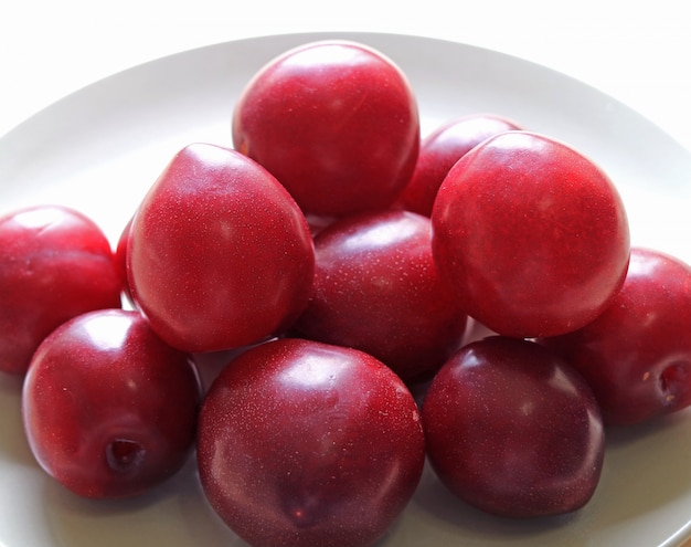 Fechado para cima pilha de frutos maduros do Golfo Ruby Plum