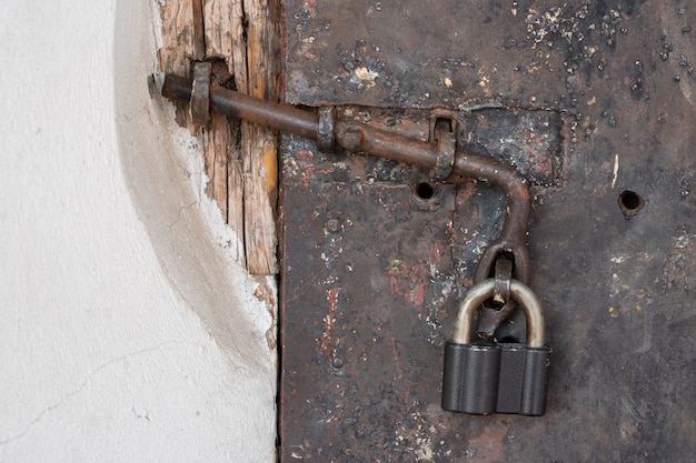 Fechadura antiga em uma porta de aço preta gasto