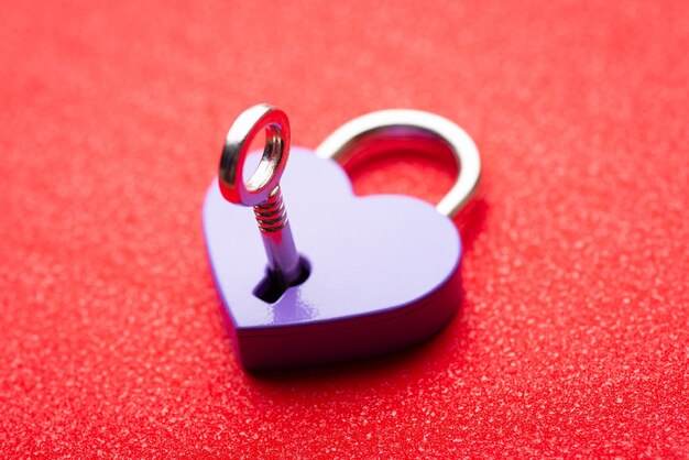 Fechadura de abertura de chave em forma de coração Conceito de devoção de amor de relacionamento