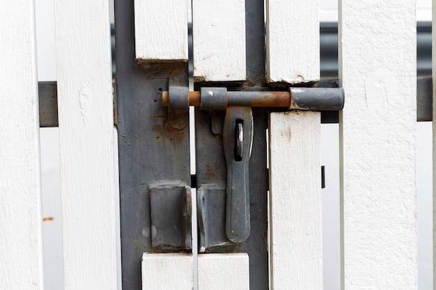 Fechadura de porta branca para casa aberta em metal de parede