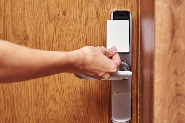 Fechadura digital de porta aberta com chave de cartão