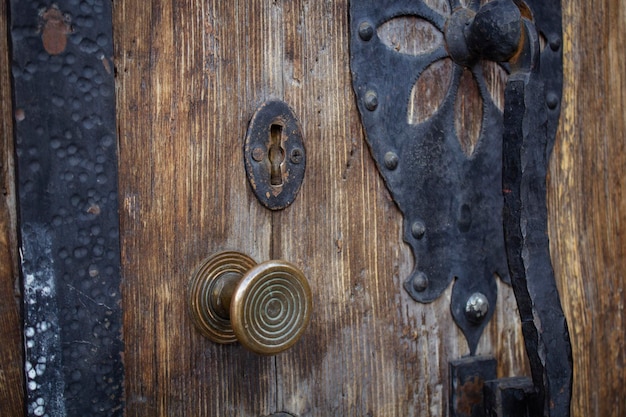Fechadura em uma velha porta de madeira