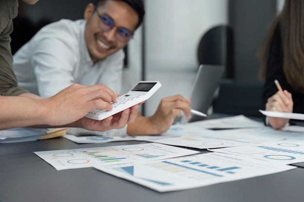 Fechamento da reunião de negócios para analisar e discutir a situação do relatório financeiro na sala de reuniões Consultor de investimentos Consultor financeiro e conceito contábil