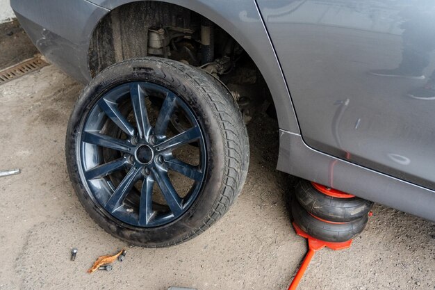 Fechamento da troca do pneu do carro Montagem do pneu do carro