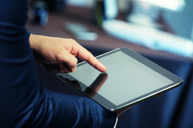 Fechamento de tablet de tela tocante de mão masculina