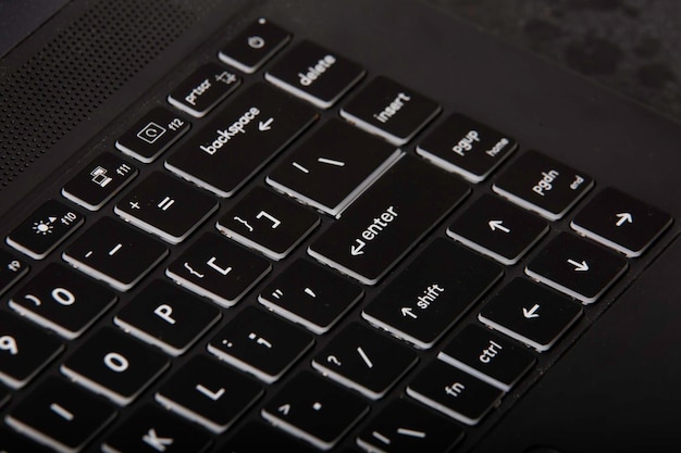 Foto fechamento de um teclado de computador preto com letras e números brancos