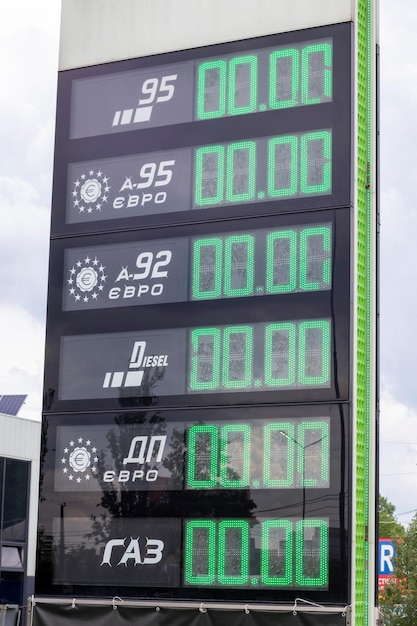 Fechamento de uma placa em um posto de gasolina indicando preços de gasolina e gás na Ucrânia em 2022