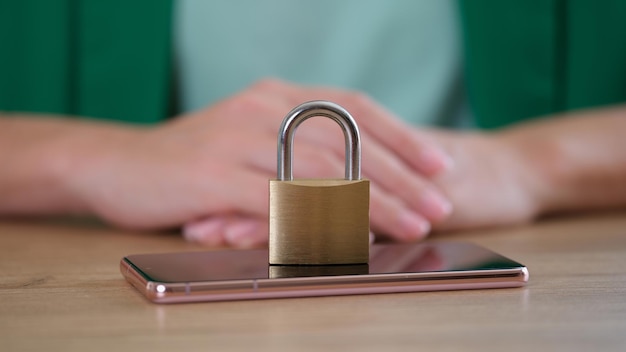 Foto fechamento do cadeado de metal fechado na proteção de segurança de dados pessoais do smartphone