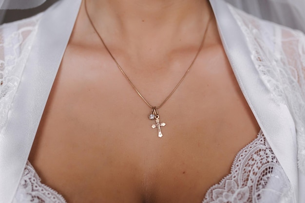 Fechamento do colar de joias no pescoço da noiva