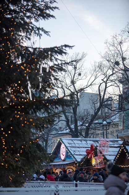 Fechar a árvore de natal da cidade de Lviv