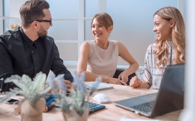 Fechar a equipe de negócios discutindo notícias on-line