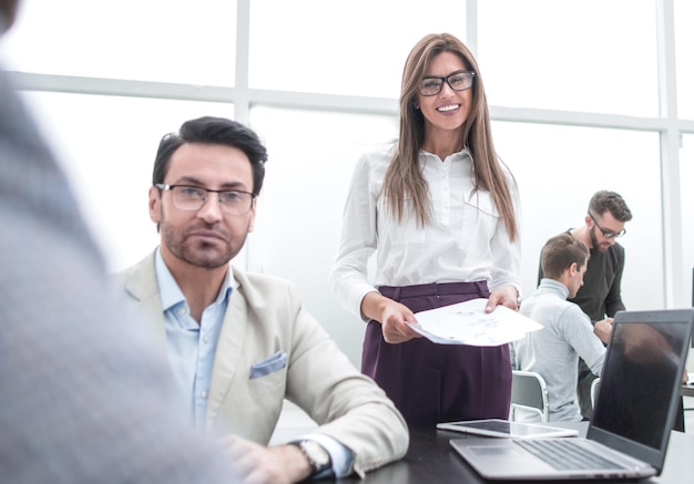 Fechar a equipe de negócios na mesa no escritório