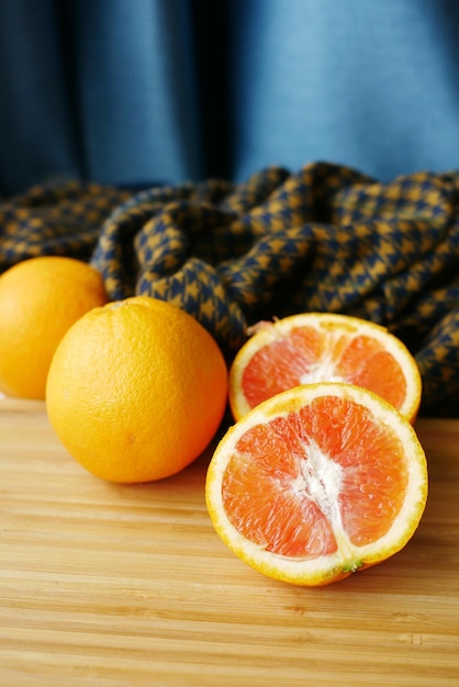 Fechar a fatia de fruta laranja em fundo de madeira
