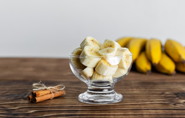 Fechar a jarra de vidro com pedaços de banana