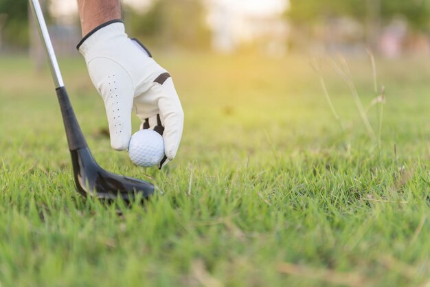 Fechar a mão do jogador de golfe colocou golfe do povo da Tailândia