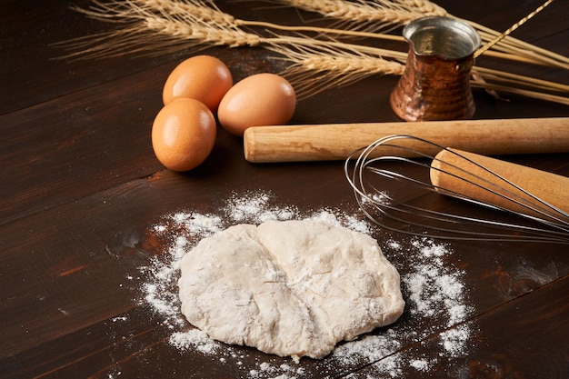 fechar a padaria e cozinhar ingredientes de massa ou bolo de pão no fundo da mesa de madeira