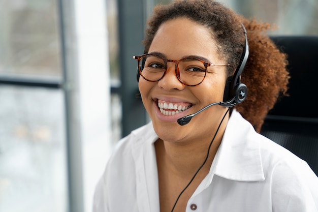 Foto fechar a pessoa que trabalha no call center