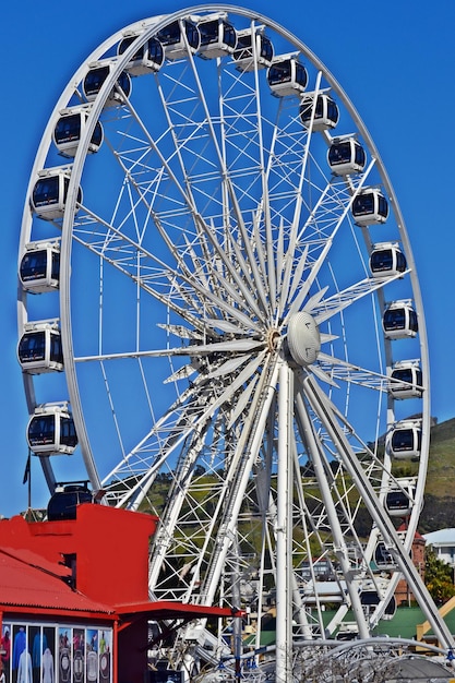 Fechar a roda gigante no V e A Waterfront na Cidade do Cabo