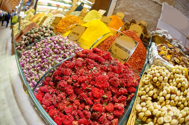 Fechar a vista do bazar de especiarias de Istambul através da lente olho de peixe