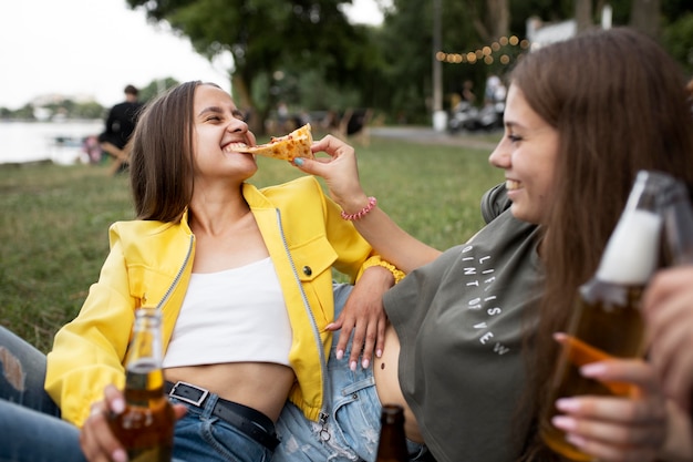 Foto fechar amigos com pizza e bebidas