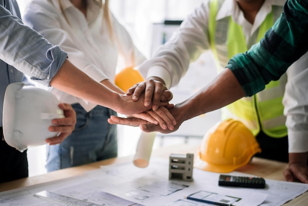 Fechar as mãos dos arquitetos juntam as mãos no novo conceito de construção xA