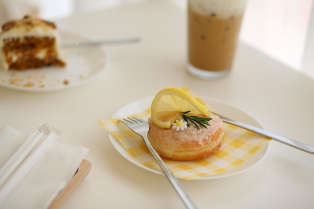 Fechar e foco seletivo espremer limão na mesa no café