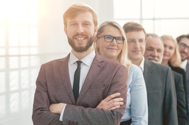 Foto fechar empresários sorridentes parados um após o outro