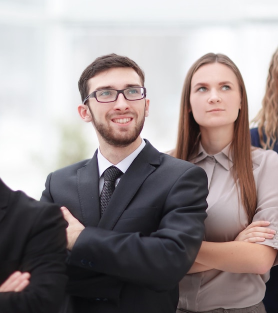 Foto fechar equipe de negócios sorridente e confiante fica no escritório