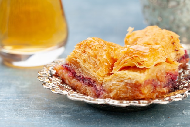 Fechar foto de baklava turco delicioso servido em um prato