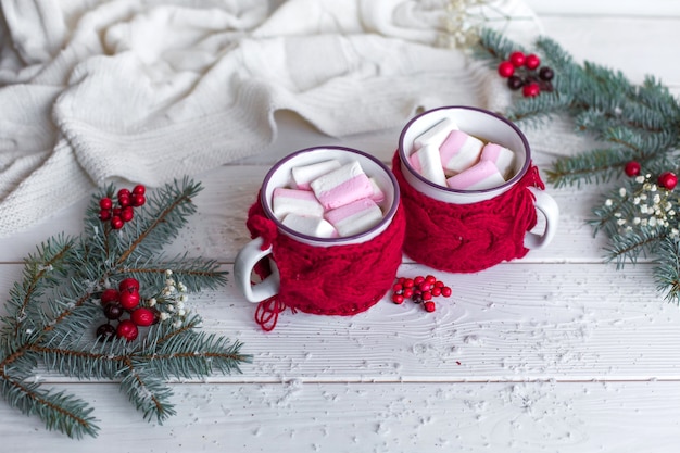 Fechar foto de caneca Christmassy com marshmallows perto de decorações