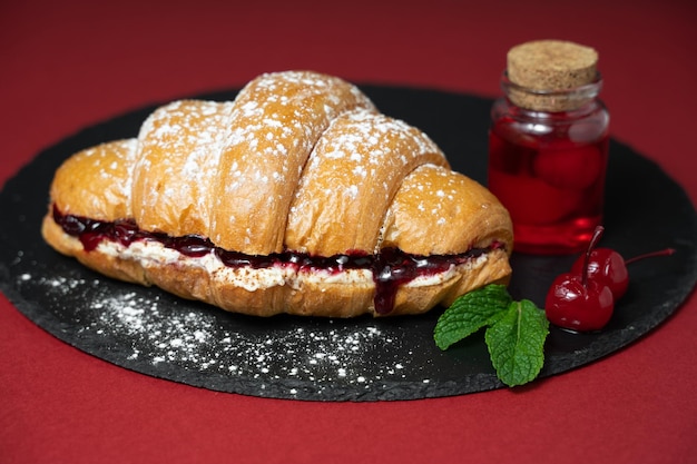 Fechar foto de croissant com cerejas e ingredientes