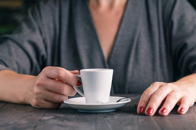 Fechar foto de mãos e café