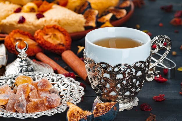 Fechar foto de sobremesas nacionais turcas com xícara de café