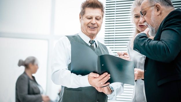 Foto fechar funcionários experientes da empresa discutindo documentos comerciais