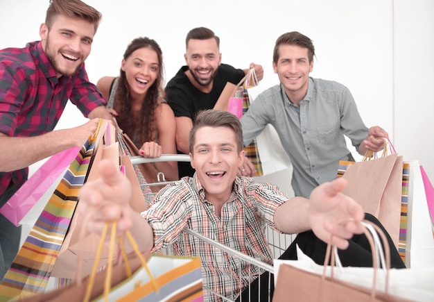 Fechar grupo feliz de amigos fazendo compras