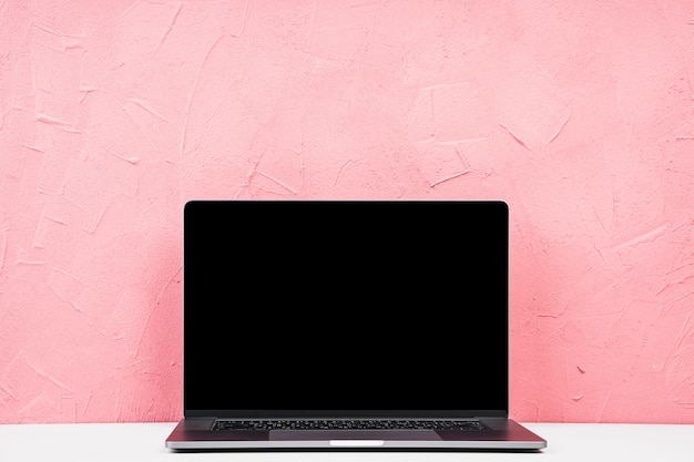 Foto fechar laptop com fundo rosa