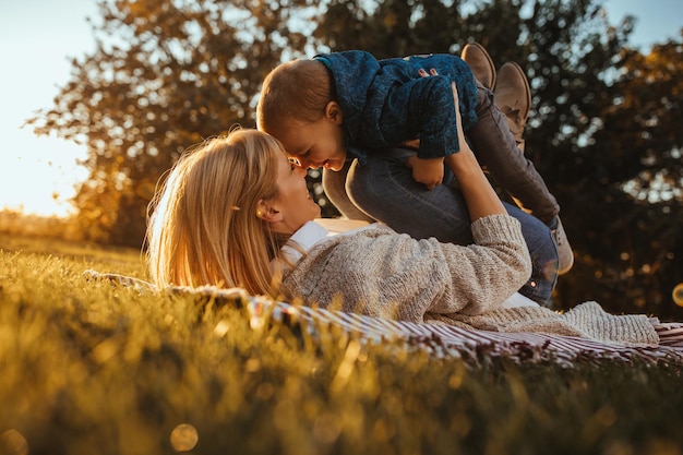 Fechar momentos de mãe e filho ao ar livre